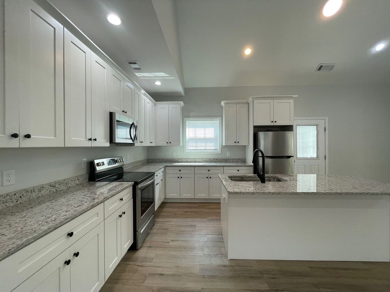 896 Waddell St - Photo 4 of 19
