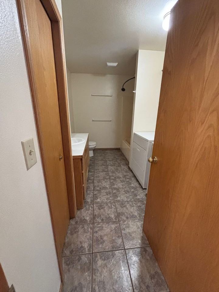 28 Michael Grove Ave - Photo 3 of 20