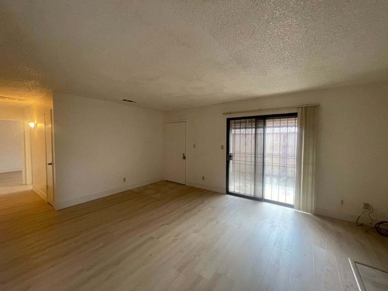 1221 N Peach Ave - Photo 3 of 20