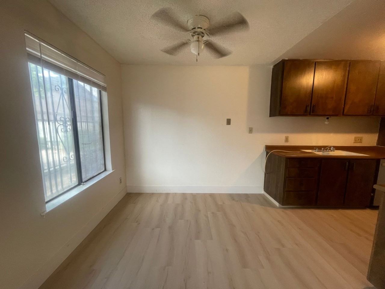 1221 N Peach Ave - Photo 4 of 20