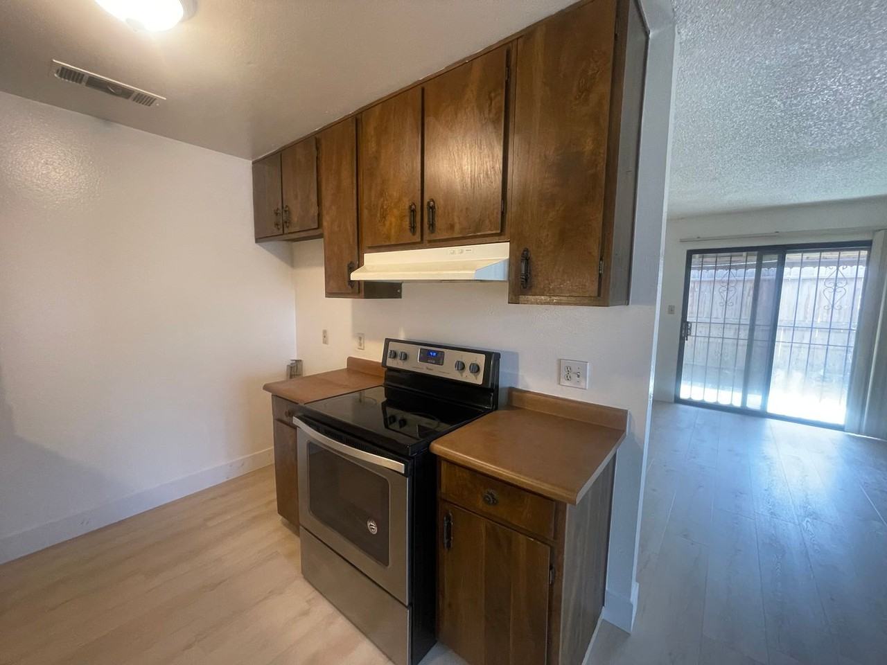 1221 N Peach Ave - Photo 6 of 20