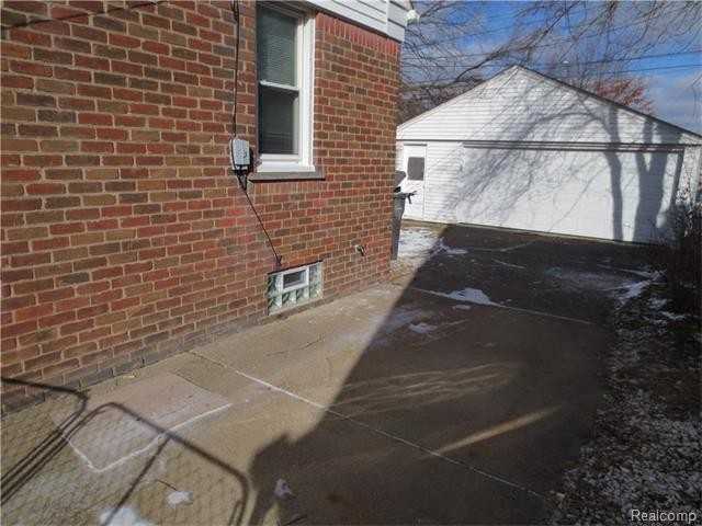 22326 Cleveland St - Photo 2 of 25