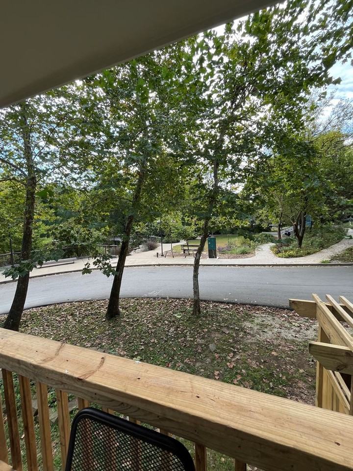 233 S Gregg Ave - Photo 3 of 11