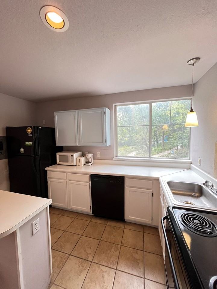 233 S Gregg Ave - Photo 7 of 11