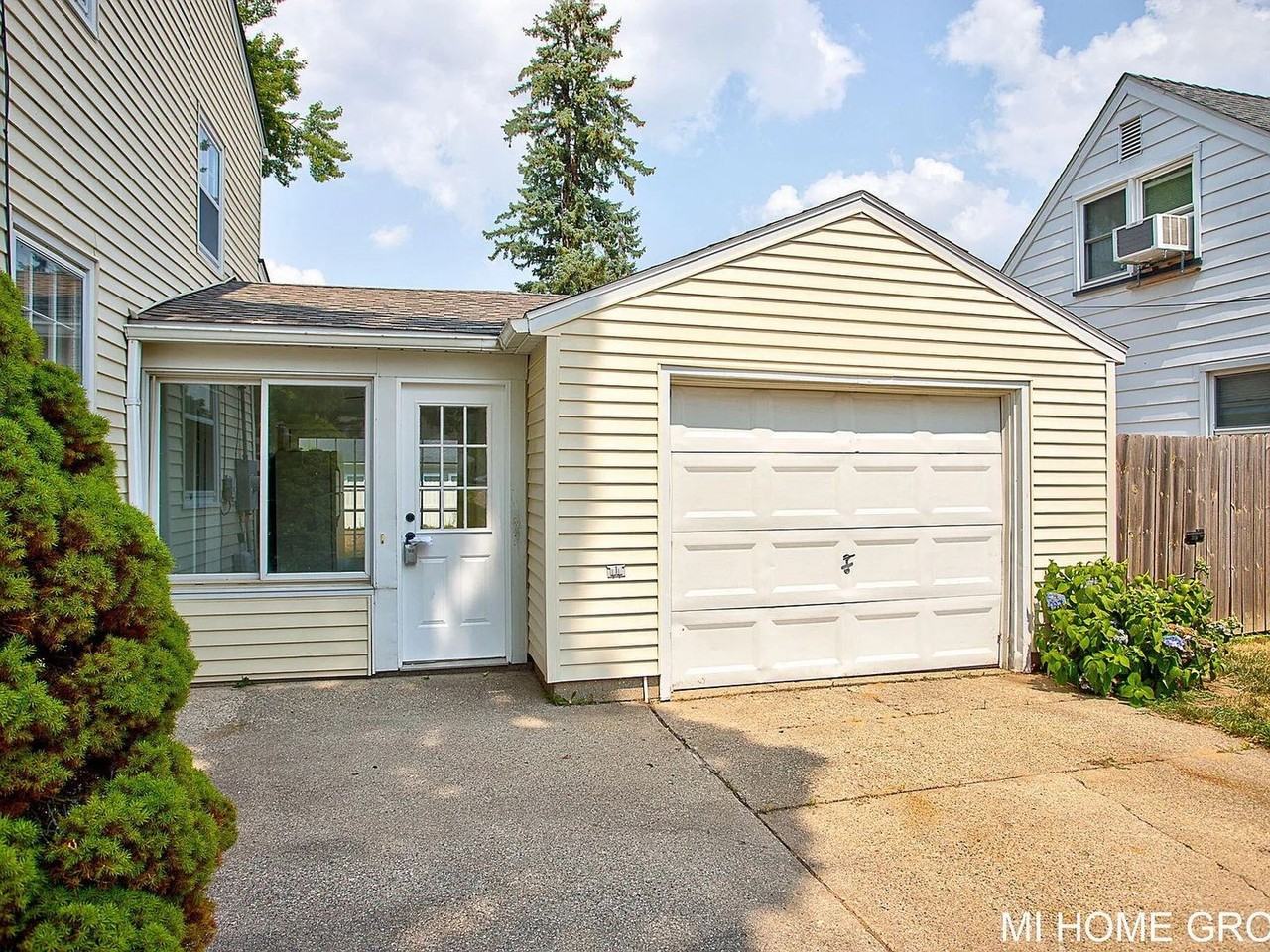 1313 Ellsmere St Ne - Photo 3 of 35