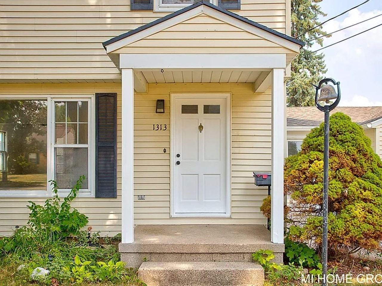 1313 Ellsmere St Ne - Photo 4 of 35