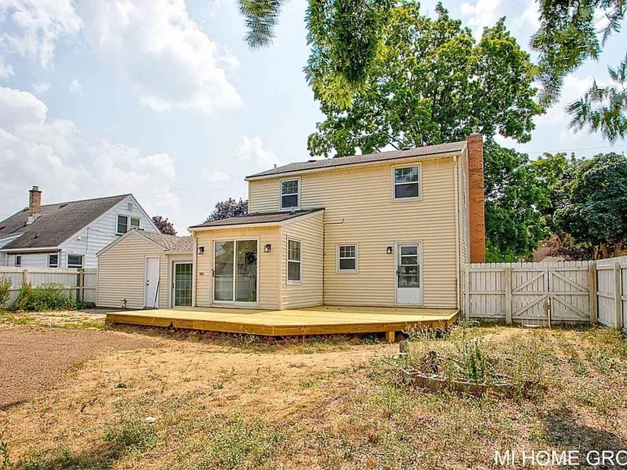 1313 Ellsmere St Ne - Photo 5 of 35