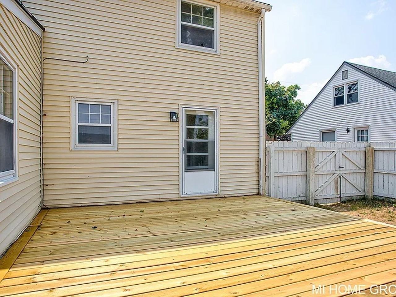 1313 Ellsmere St Ne - Photo 6 of 35