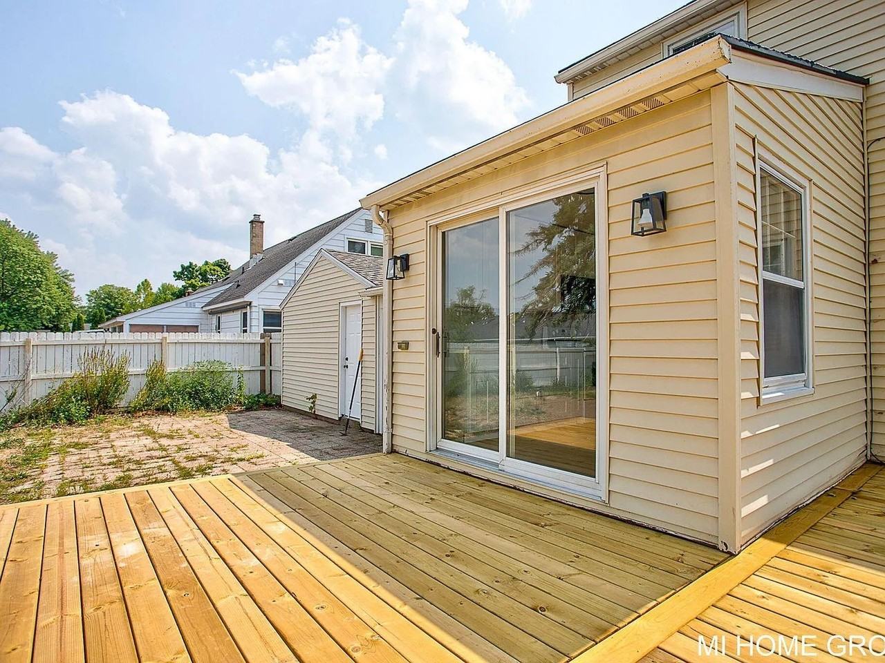 1313 Ellsmere St Ne - Photo 7 of 35