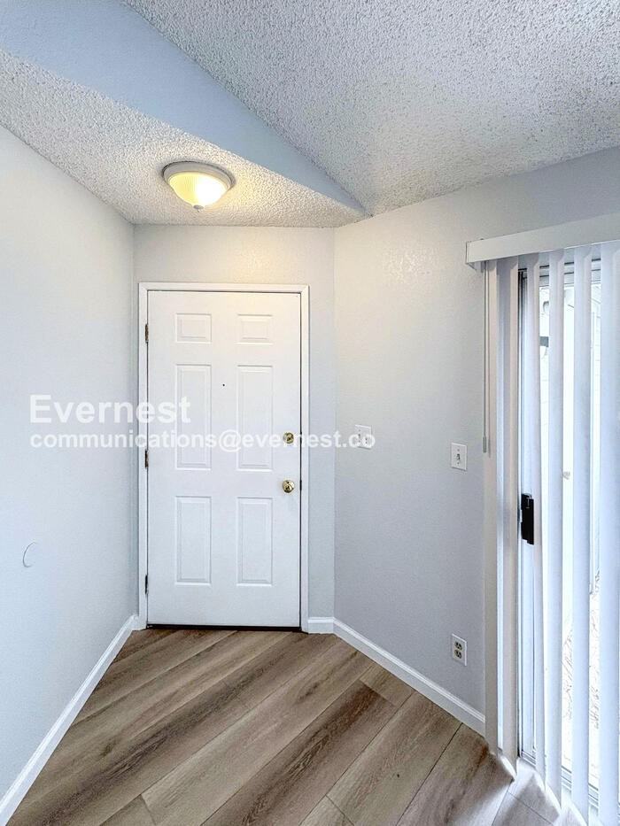 556 Shadowgraph Dr - Photo 3 of 44