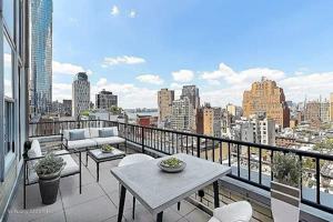 featured image of Murray St #2203