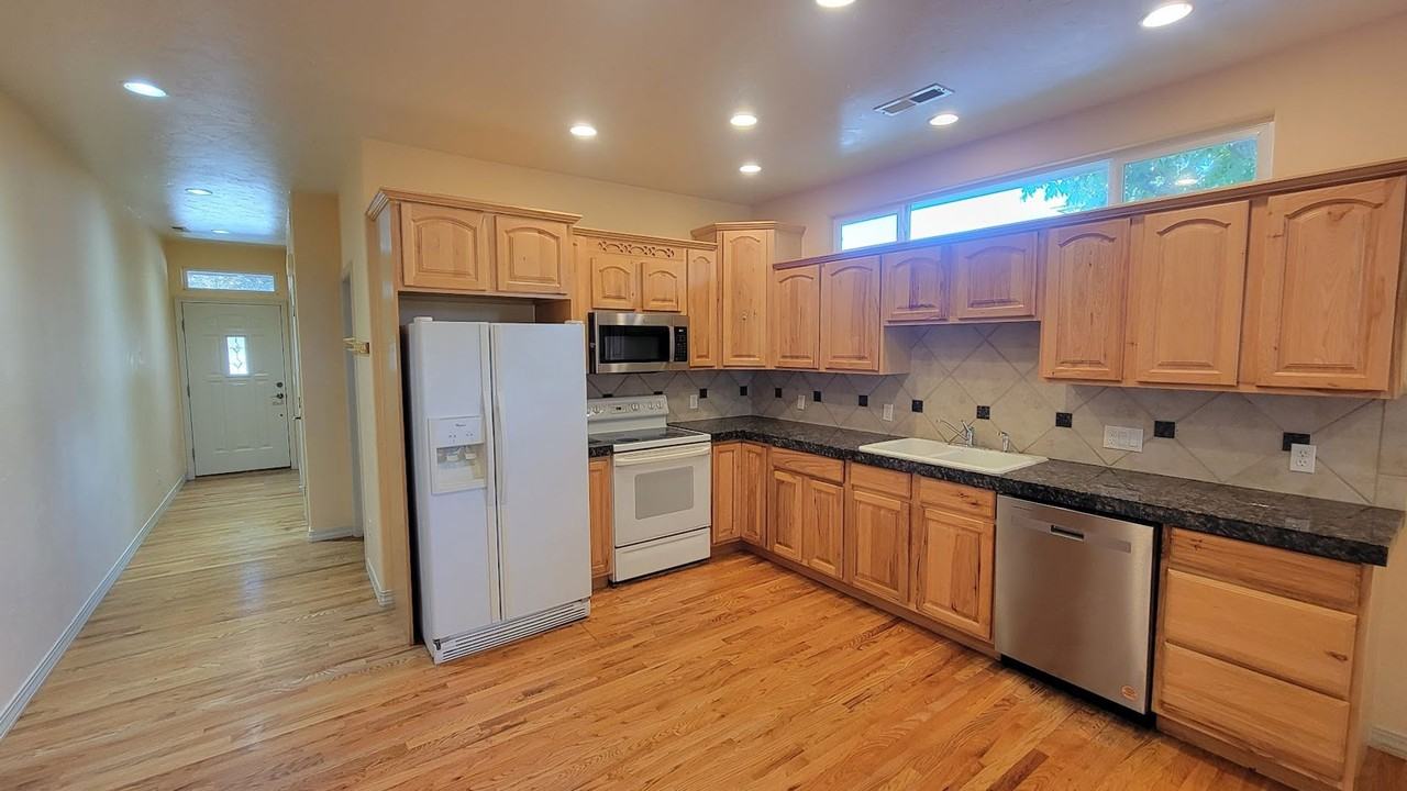 2835 Brittany Dr - Photo 2 of 17