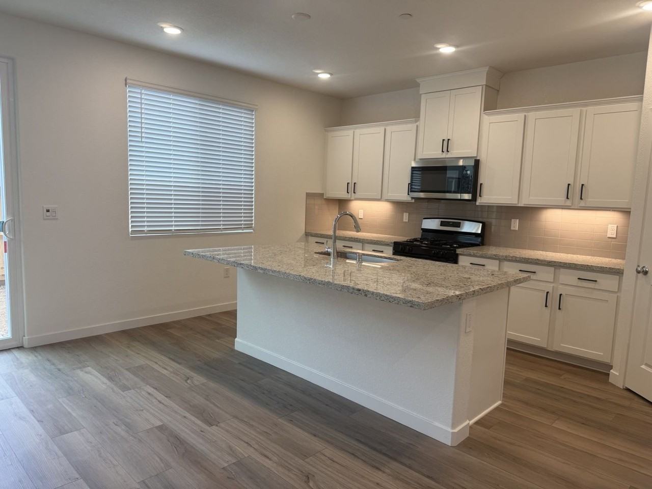 1724 Eiffel St - Photo 2 of 13