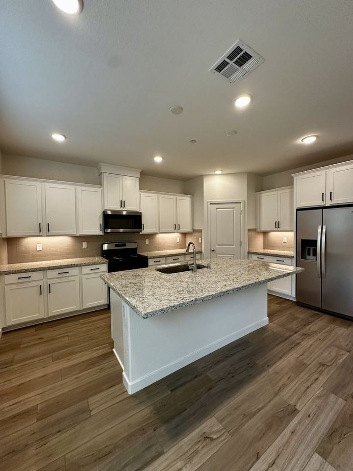 1724 Eiffel St - Photo 3 of 13