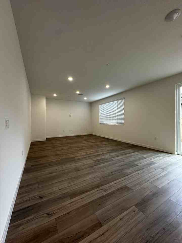 1724 Eiffel St - Photo 4 of 13