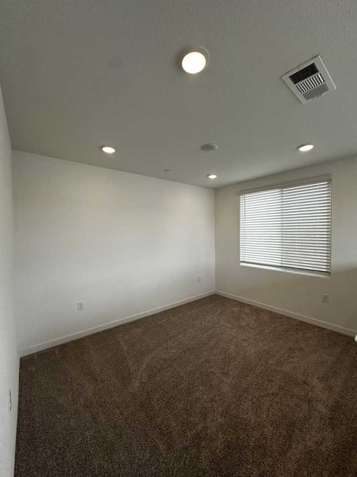 1724 Eiffel St - Photo 5 of 13