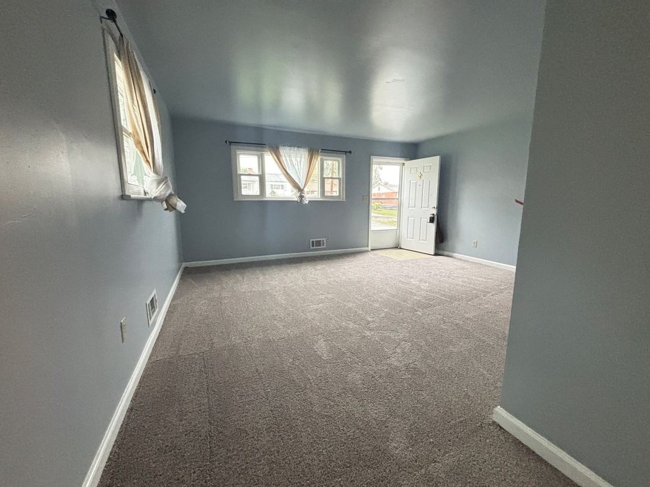 4230 Moomaw Avenue Northwest - Photo 3 of 33