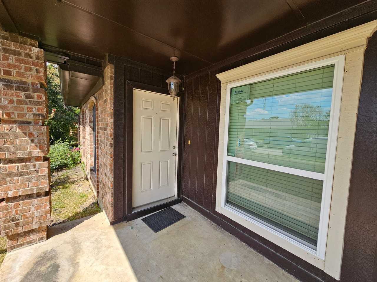 211 Cole St - Photo 3 of 22