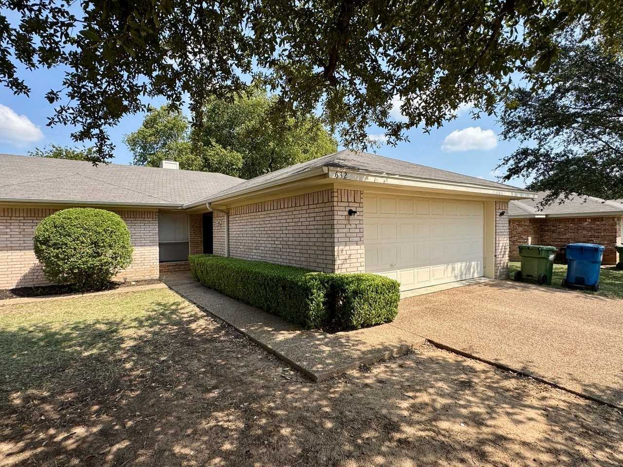 632 Park Place Dr - Photo 2 of 12