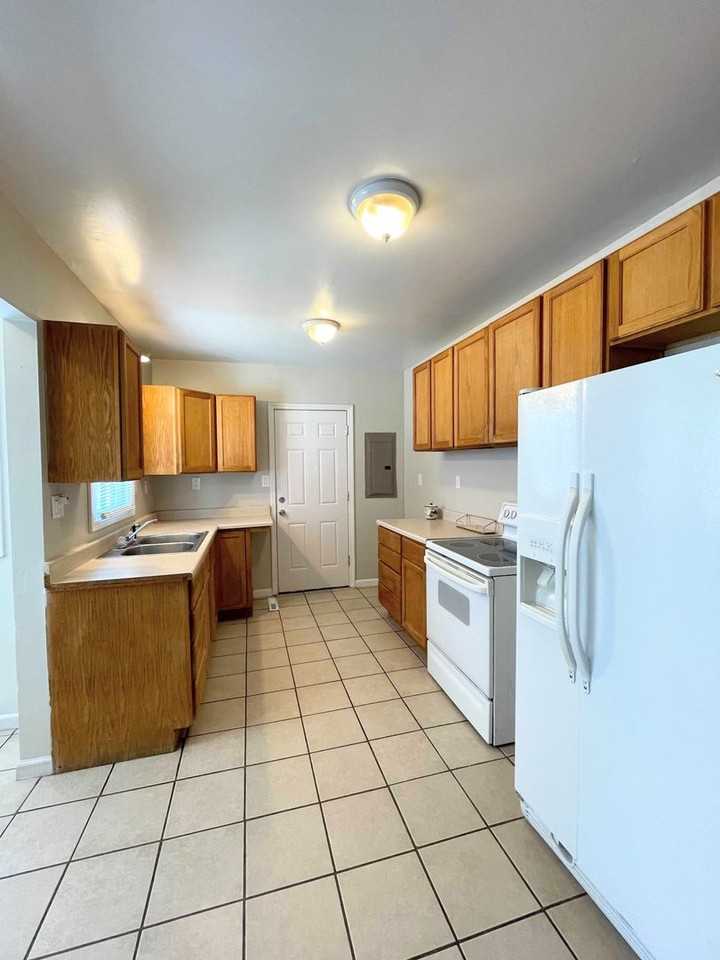 2625 N Adams St - Photo 6 of 20