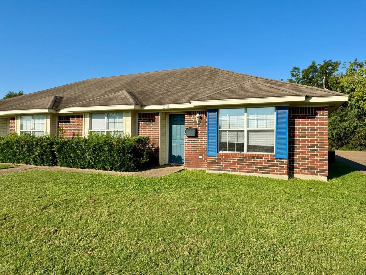 210 Cathy Drive - Photo 2 of 11