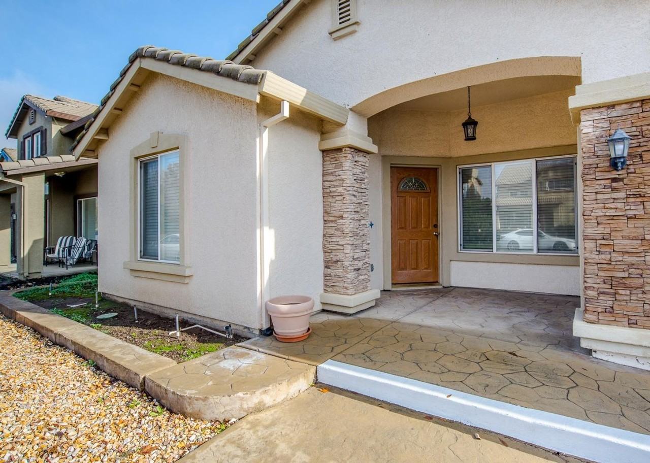 1009 Morris Cir - Photo 2 of 16