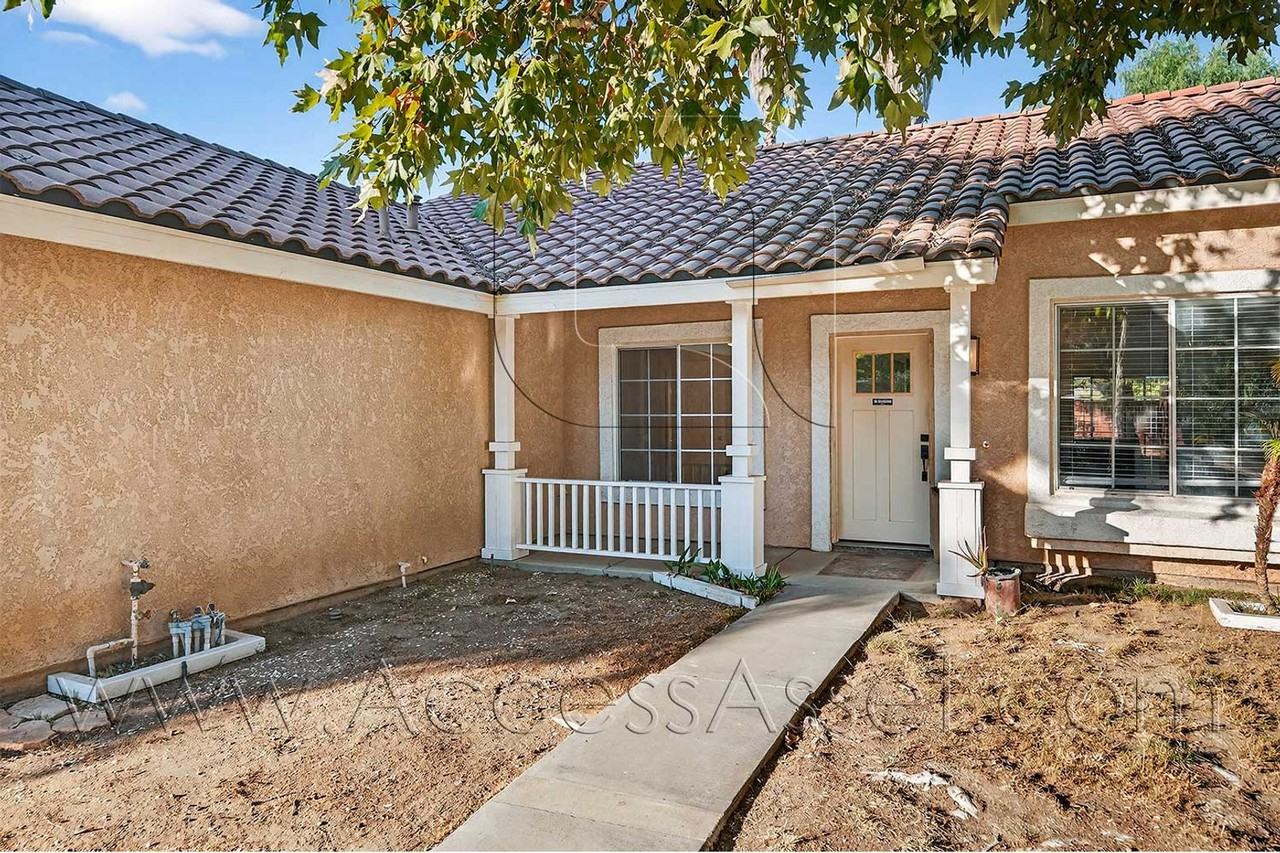 19380 Okeechobee Ln - Photo 2 of 36