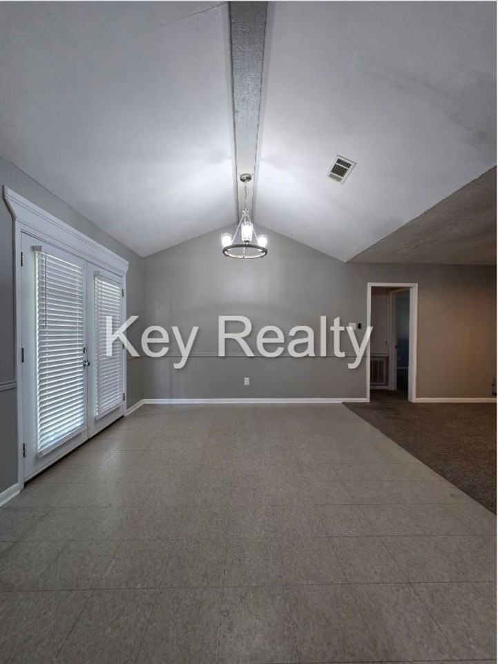 2412 Greenway Drive - Photo 3 of 13