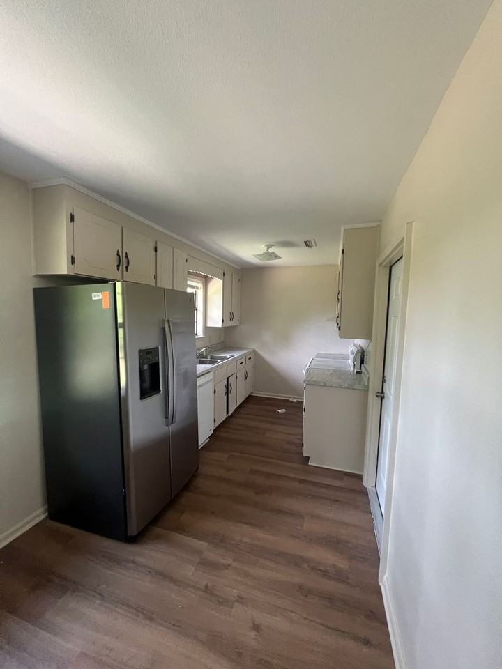 102 Hillside Ct - Photo 3 of 15