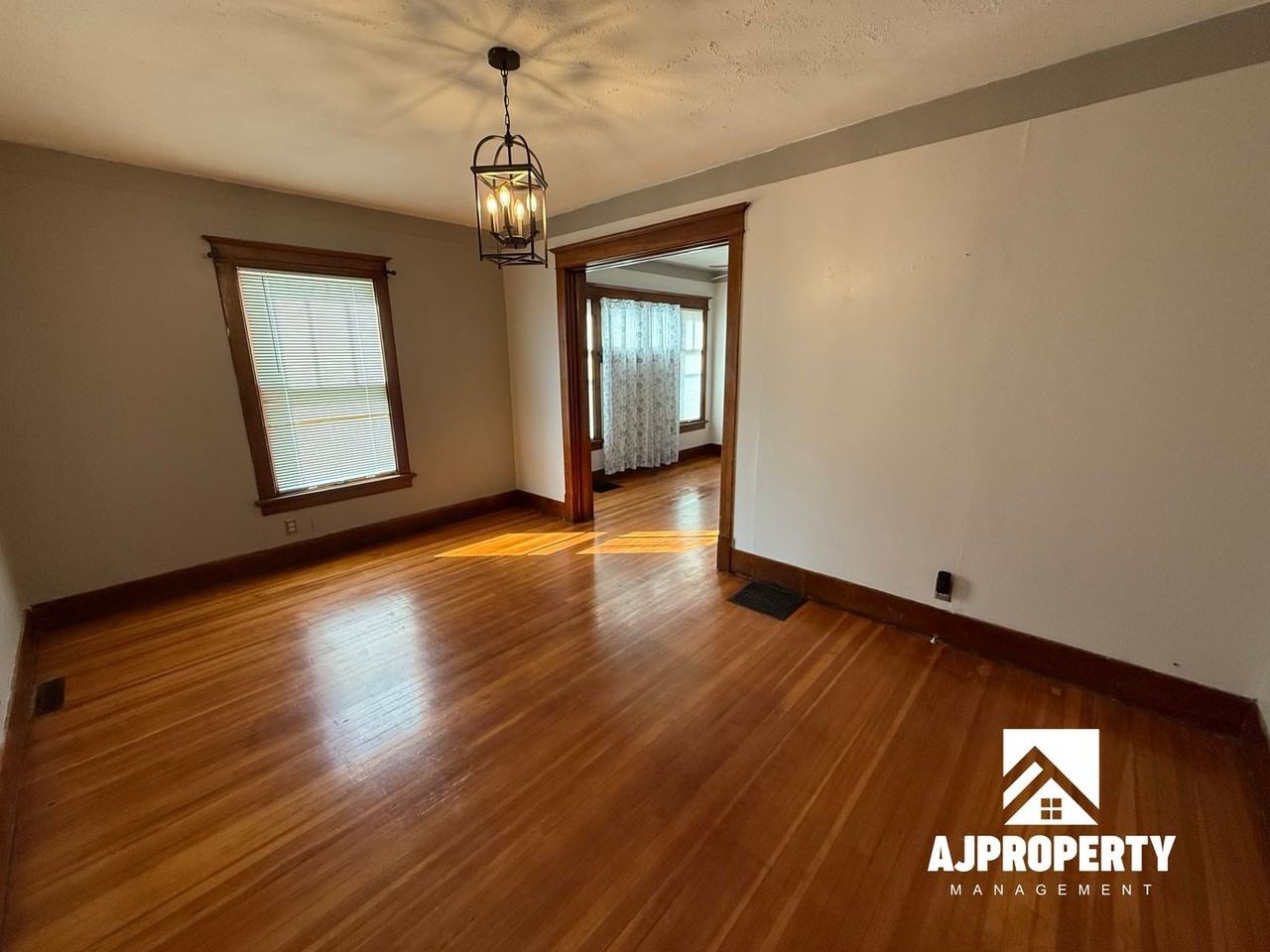 821 N Prairie Ave - Photo 3 of 19