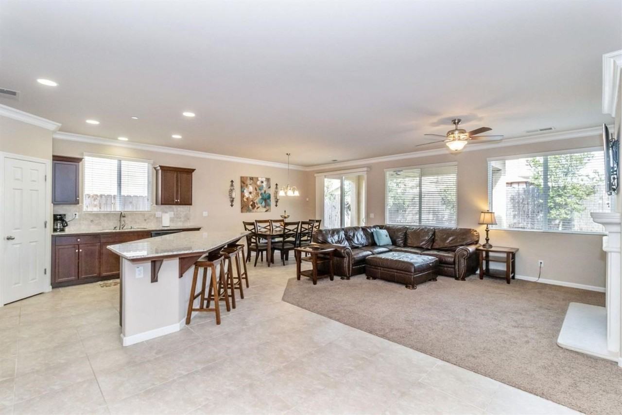 837 Maine Ave - Photo 2 of 20