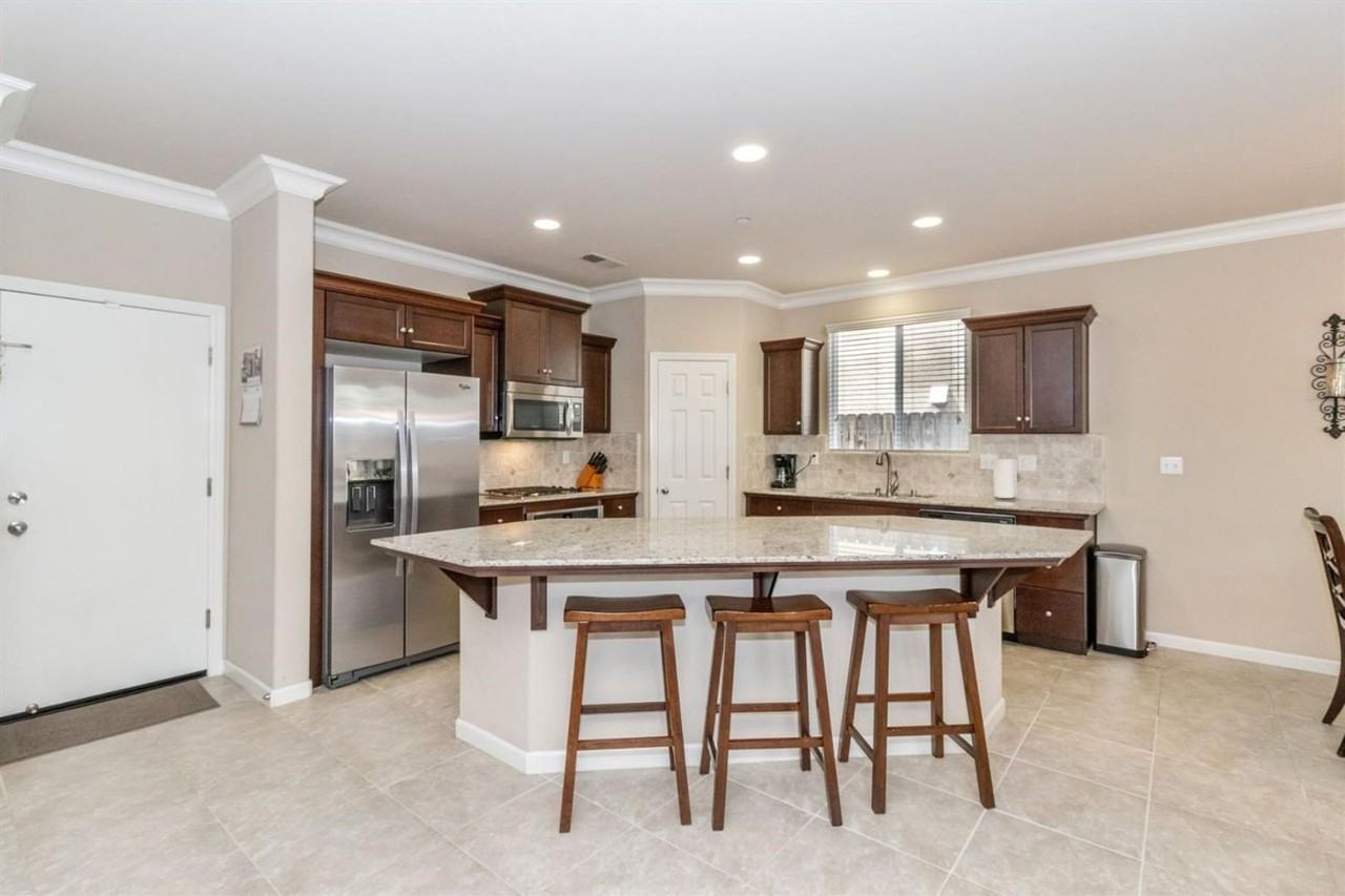 837 Maine Ave - Photo 4 of 20