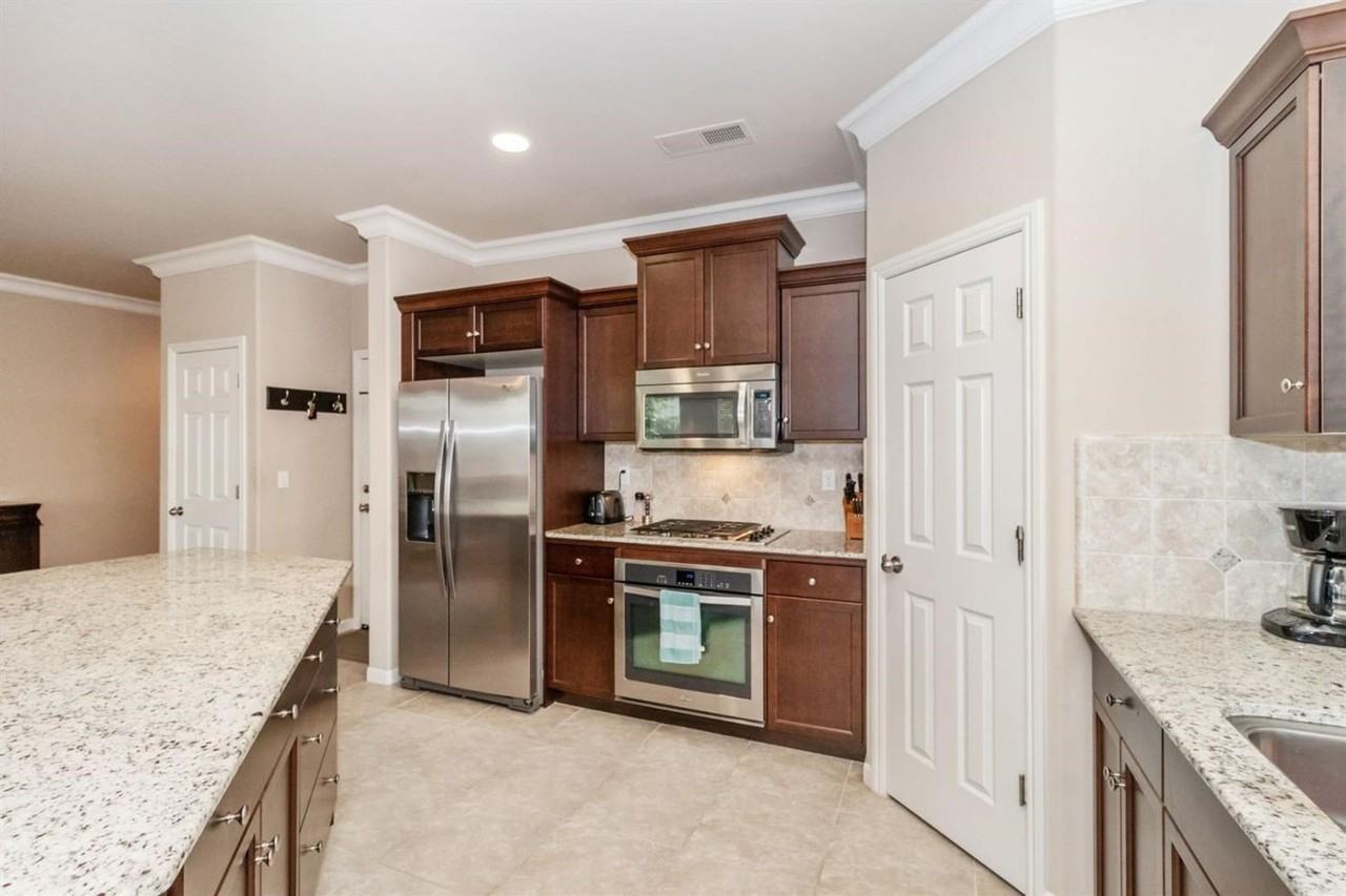 837 Maine Ave - Photo 5 of 20
