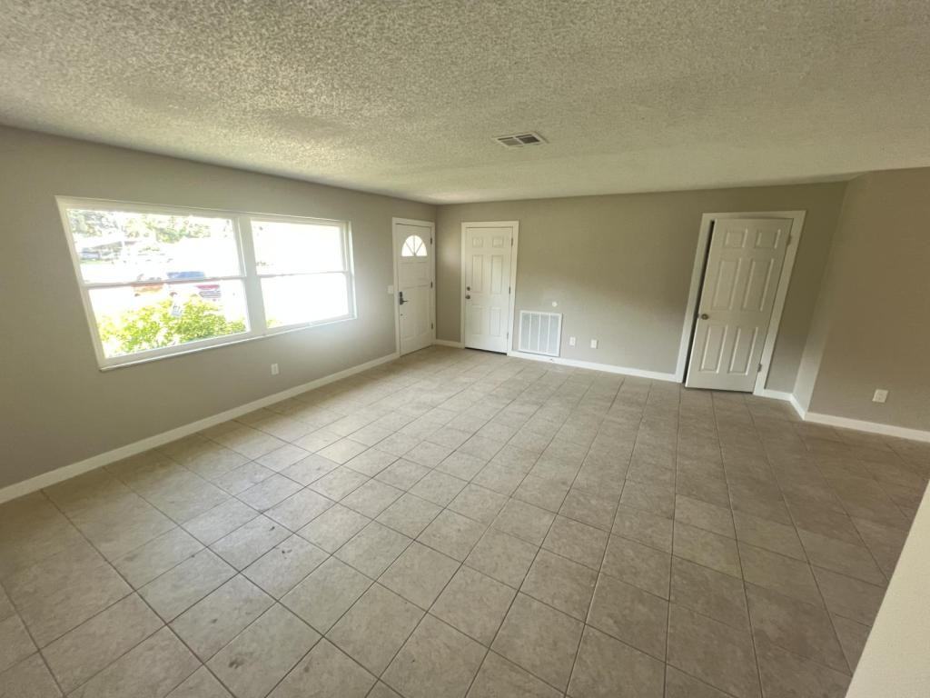 6143 Alderwood St - Photo 3 of 19