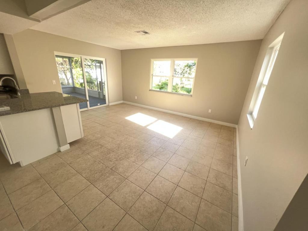 6143 Alderwood St - Photo 4 of 19