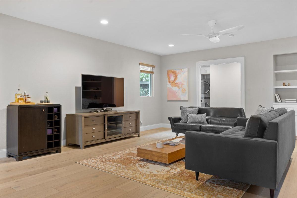 1707 Collier St - Photo 2 of 3