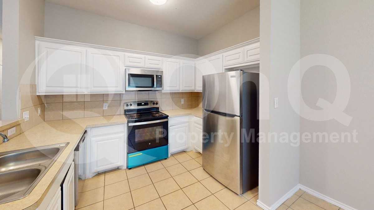 3263 Wexford Dr - Photo 2 of 18