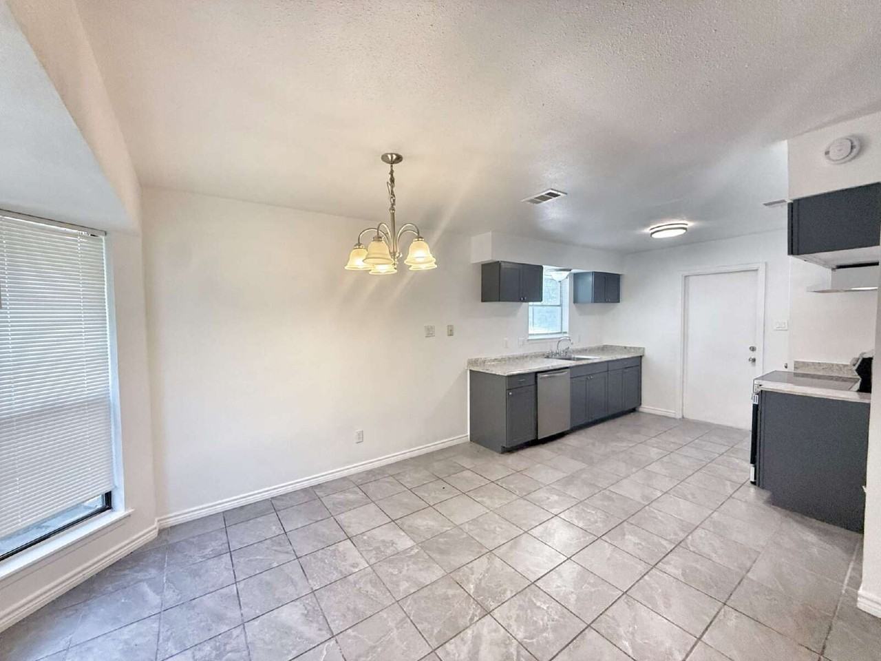 912 Spring Hill Drive - Photo 7 of 24