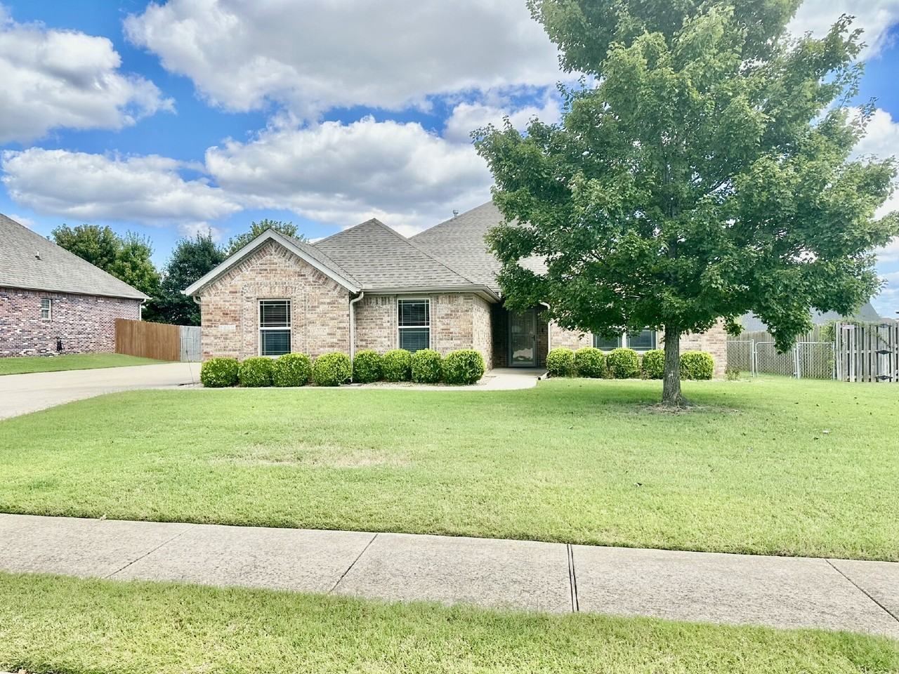 5811 S 67th St - Photo 2 of 36