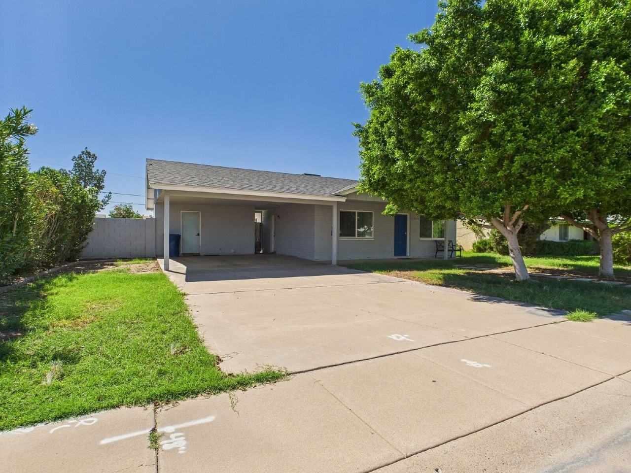 1233 W 11th St - Photo 3 of 26