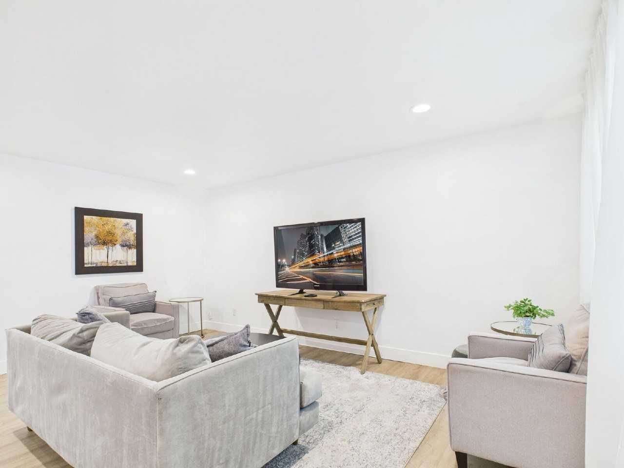 1233 W 11th St - Photo 4 of 26