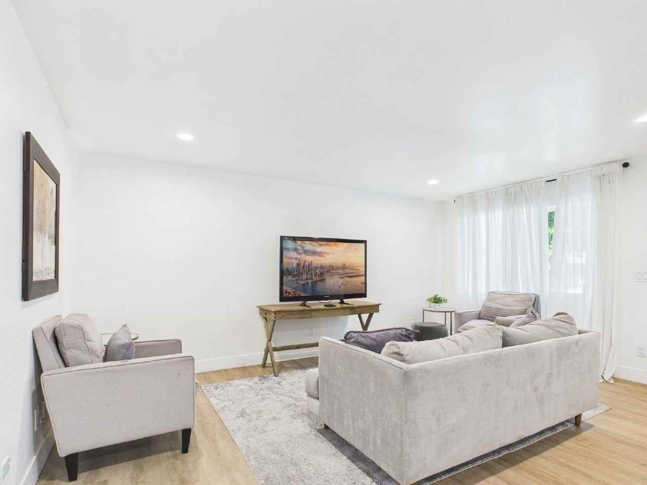 1233 W 11th St - Photo 5 of 26