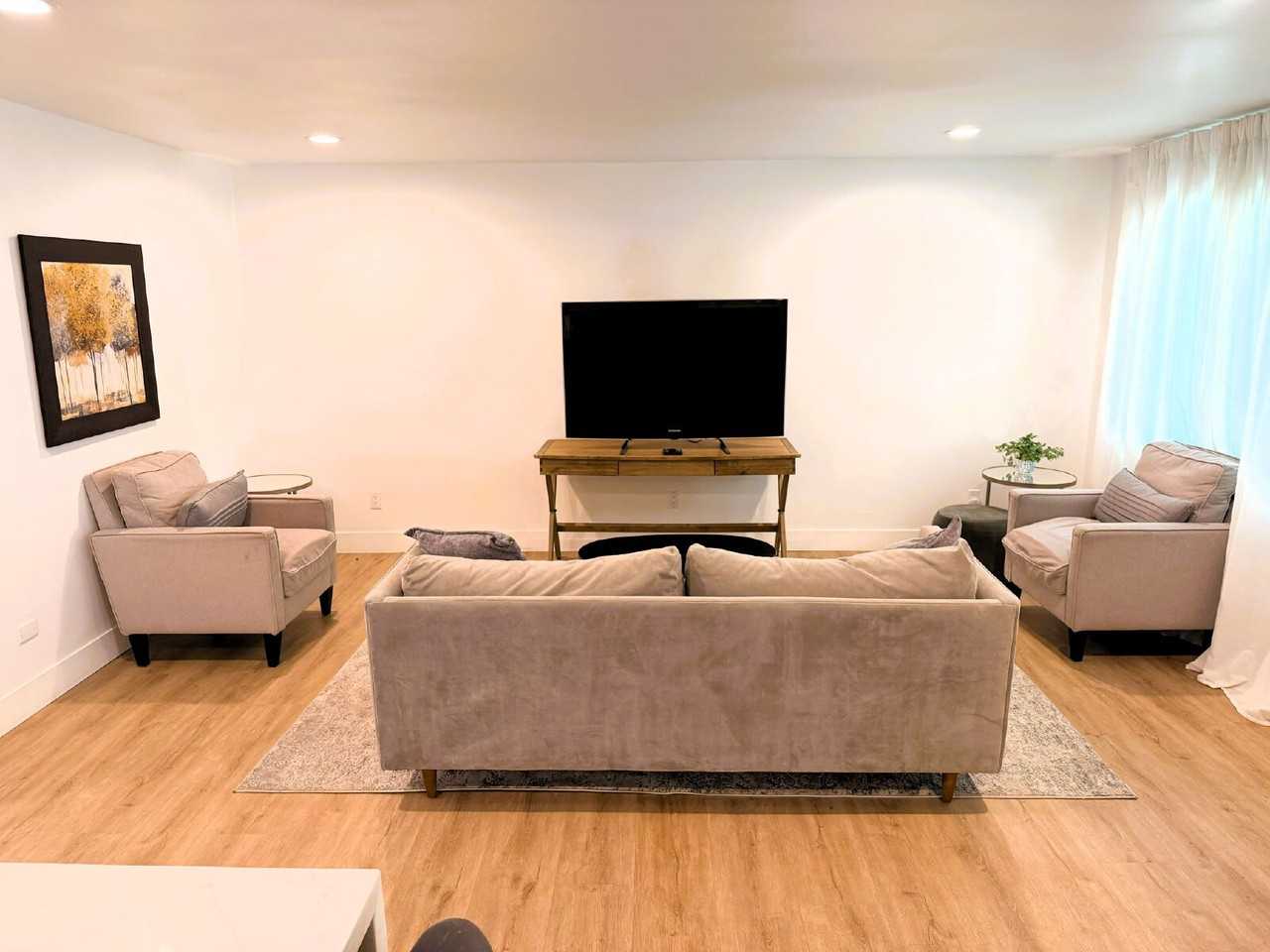 1233 W 11th St - Photo 6 of 26