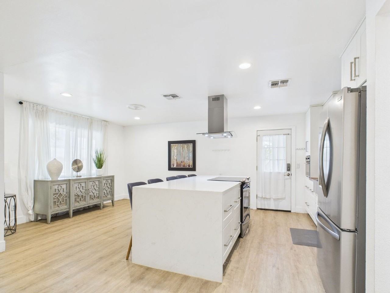 1233 W 11th St - Photo 7 of 26