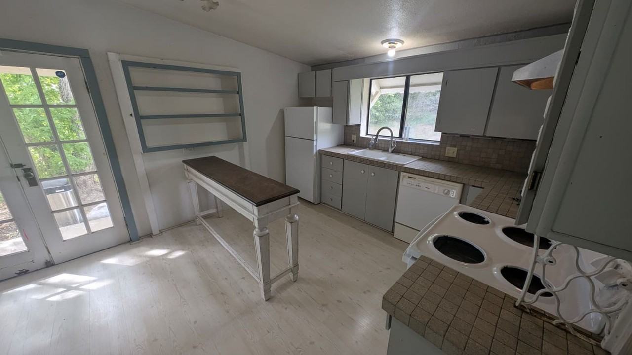 1213 San Luis St - Photo 4 of 14