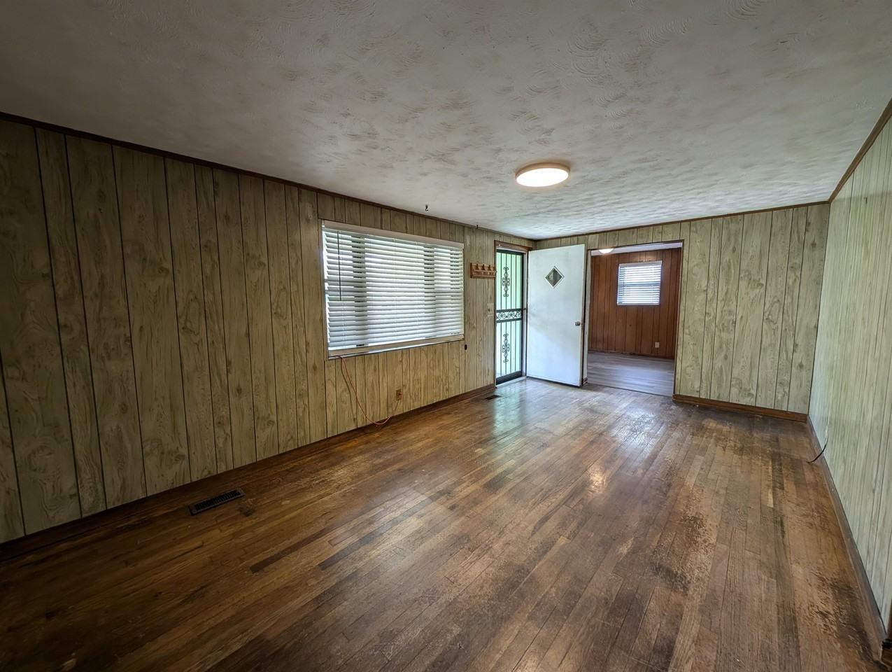 210 Columbian Ave - Photo 2 of 25