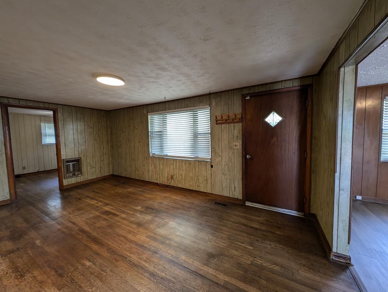 210 Columbian Ave - Photo 3 of 25