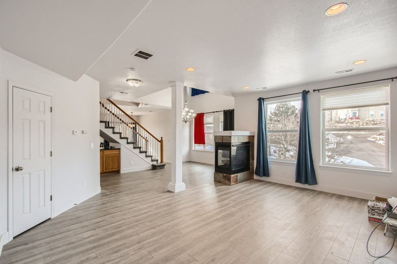 799 Martin Dr - Photo 2 of 28