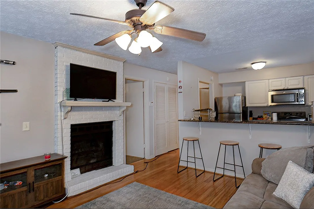 449 N Donahue Dr - Photo 4 of 17