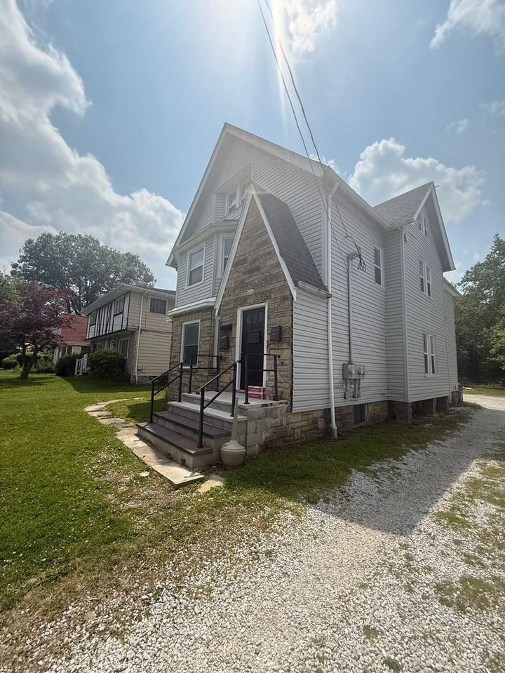 1588 S Green Rd Lowr - Photo 2 of 20